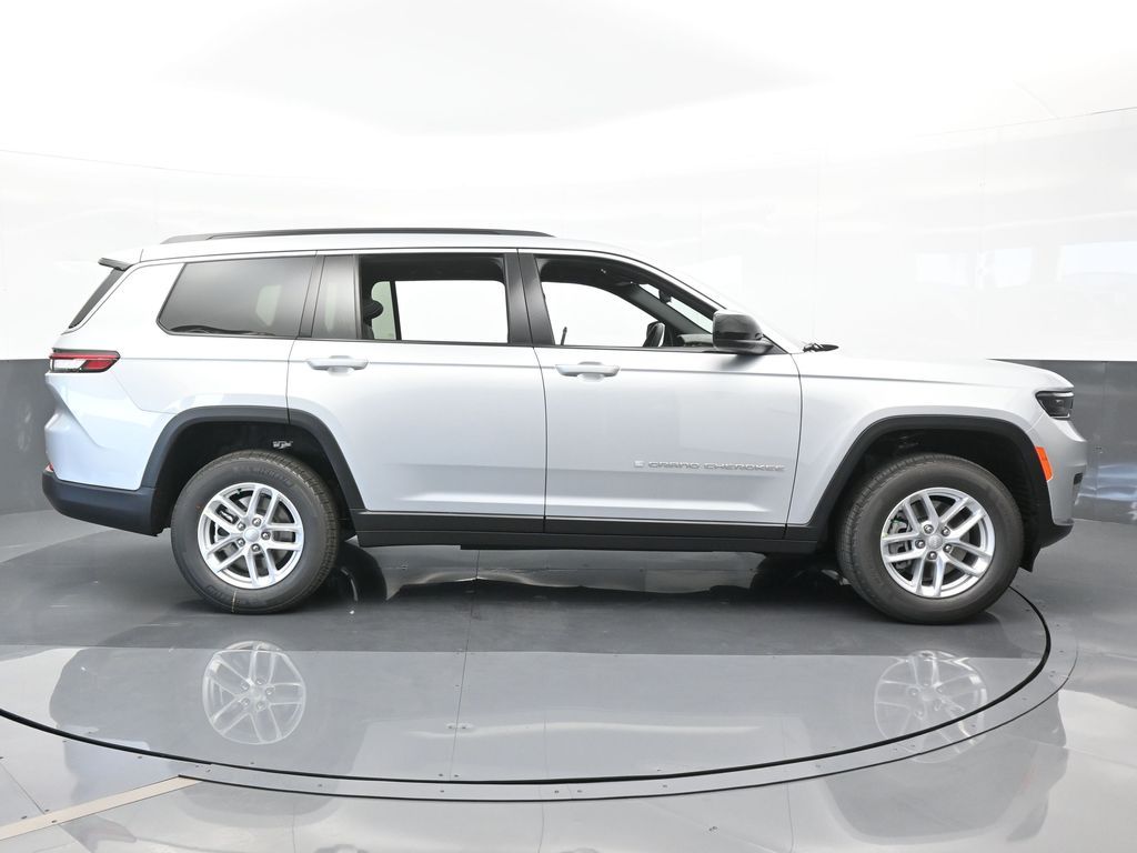 Used 2024 Silver Zynith Jeep Laredo image 7