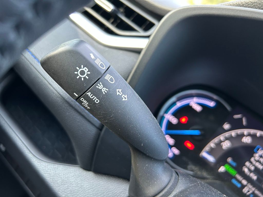 2023 Toyota RAV4 XSE 28