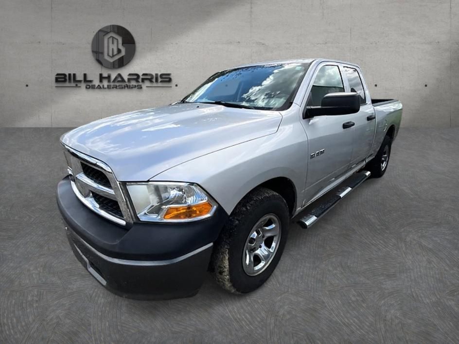Bright Silver Metallic CC/Mineral Gray Met CC 2009 Dodge RAM 1500 ST Quad Cab RWD Pickup Truck 4X2 4-Speed Automatic