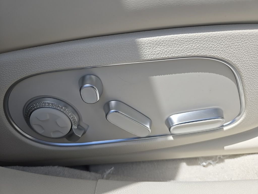 2025 Genesis G90  24