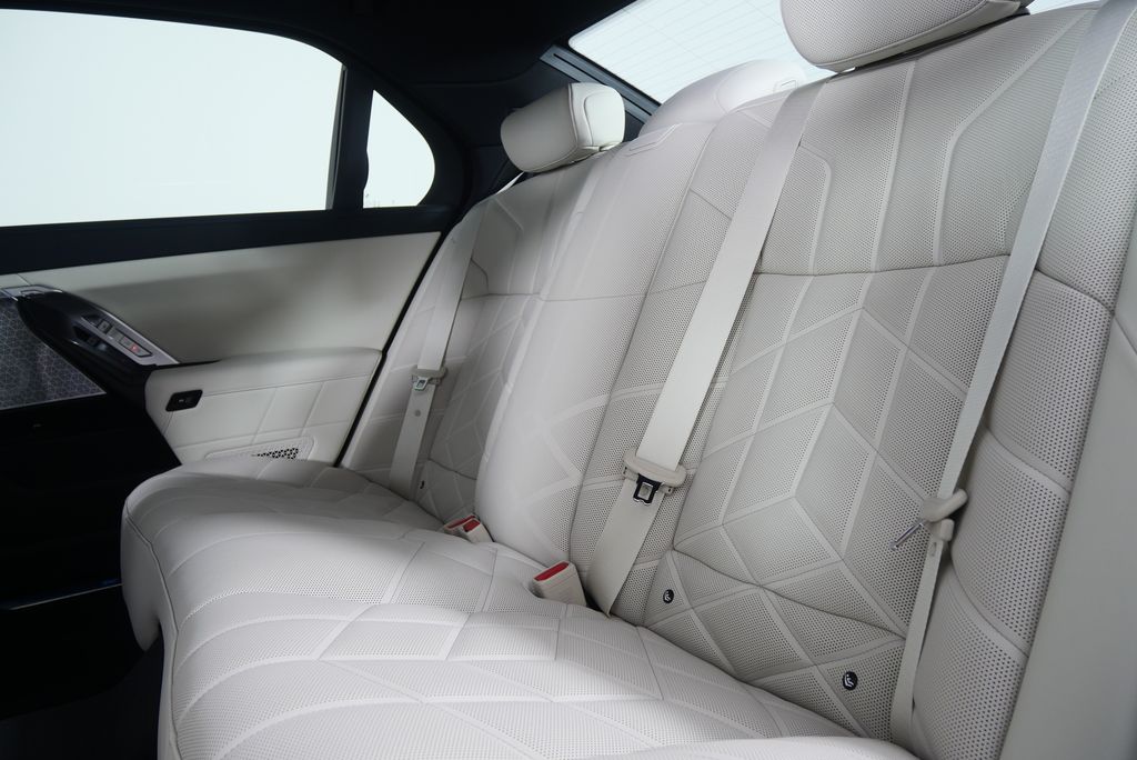 Thumbnail: 2026 BMW 7 Series - 16