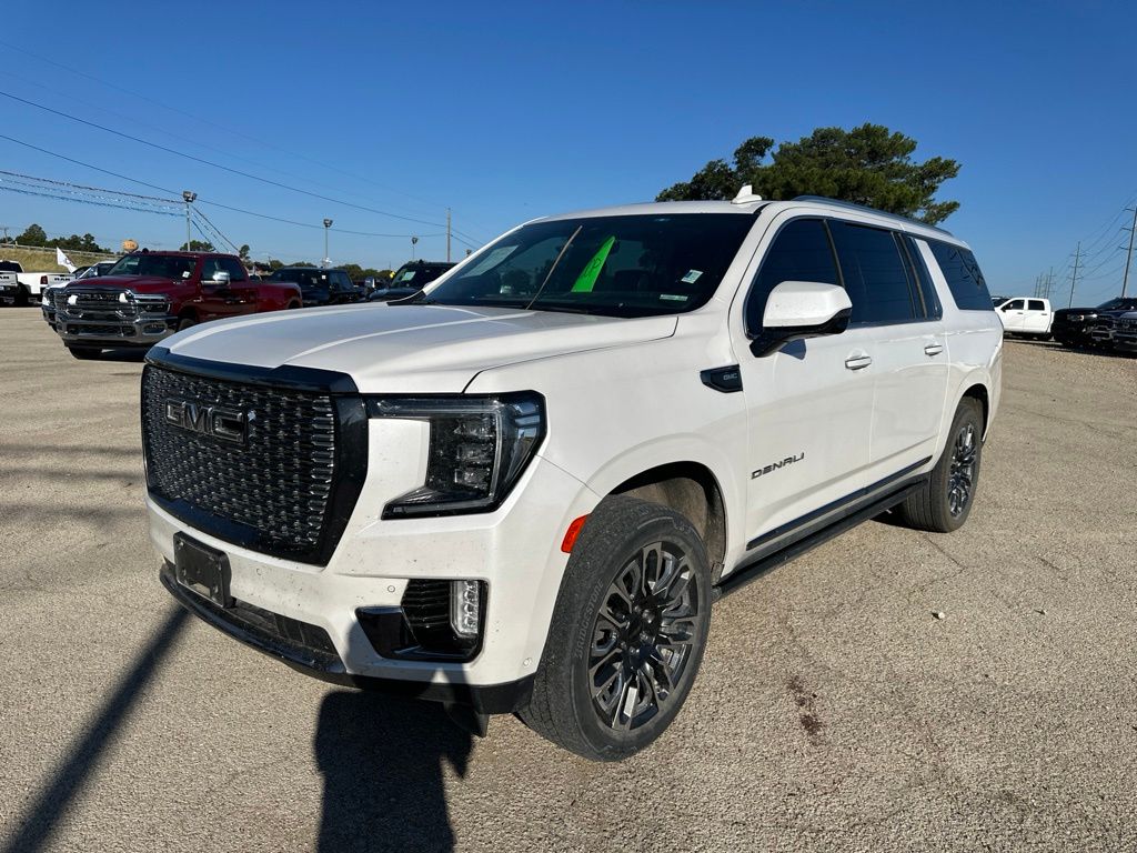 White Frost Tricoat 2023 GMC Yukon XL SUV / Crossover Four-Wheel Drive