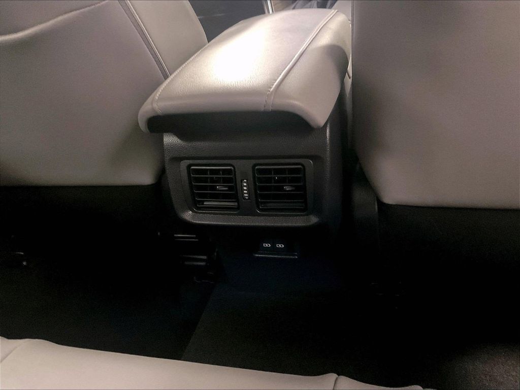 2023 Toyota Venza — photo 27