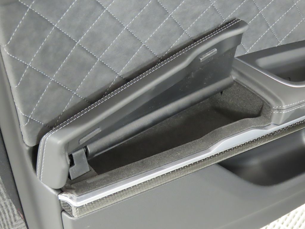 Thumbnail: 2025 Audi S8 - 32