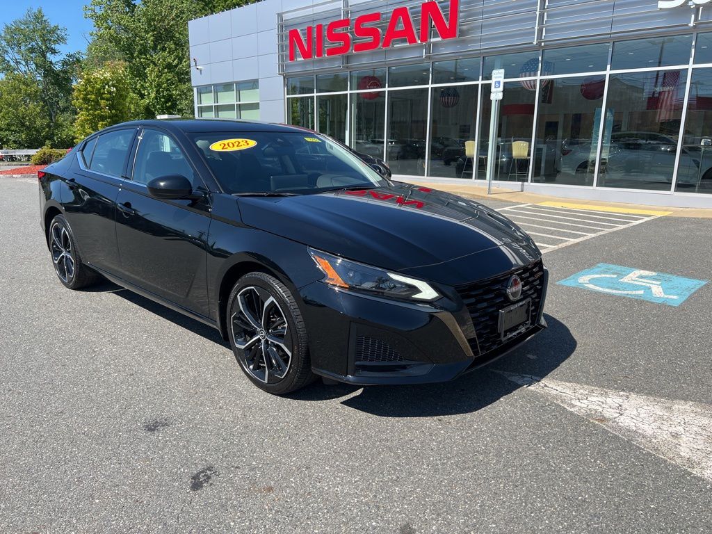 Super Black Clearcoat 2023 Nissan Altima 2.5 SR AWD Sedan All-Wheel Drive Continuously Variable Transmission