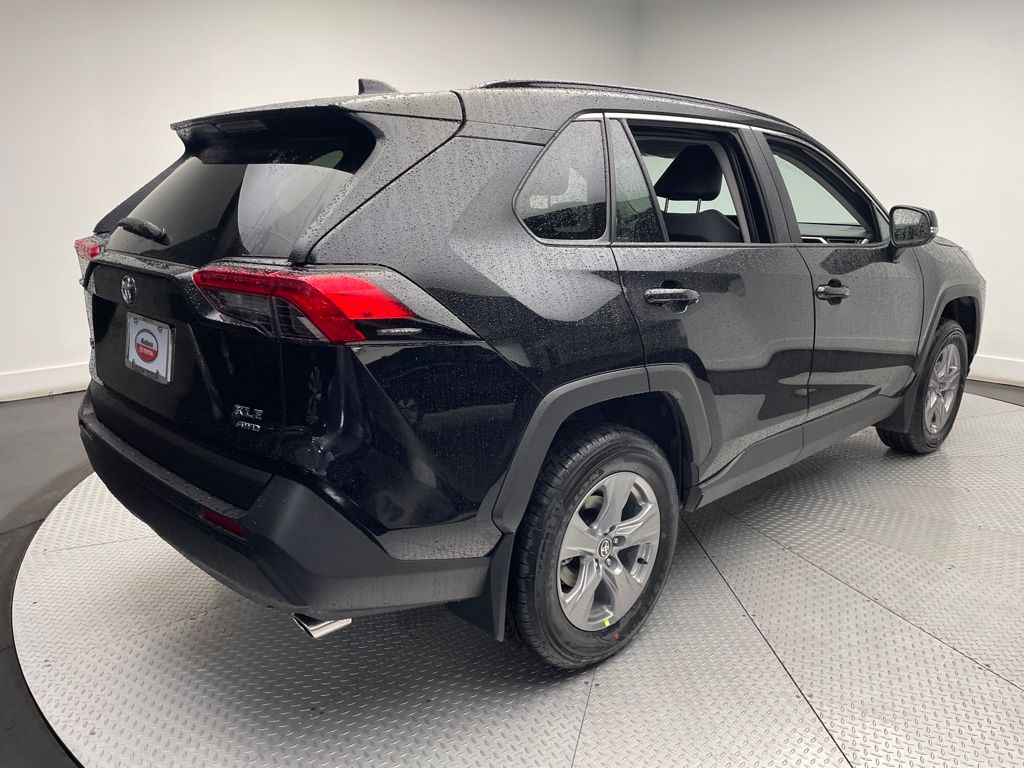 2025 Toyota RAV4 XLE 5