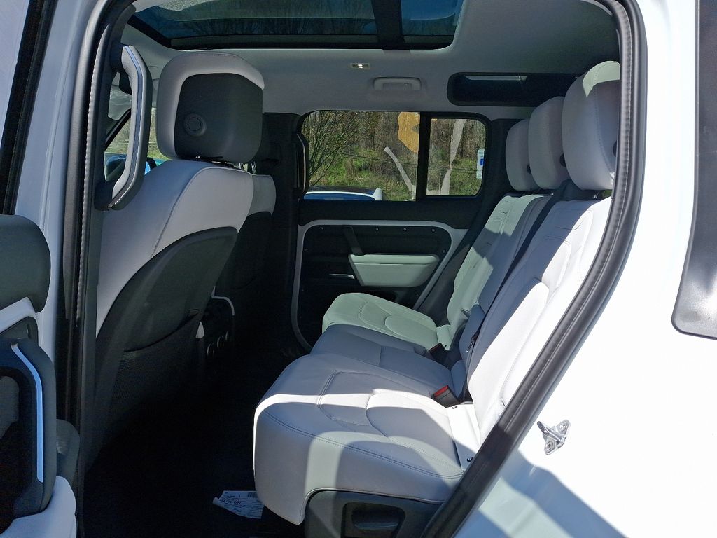 2025 Land Rover Defender 110 9