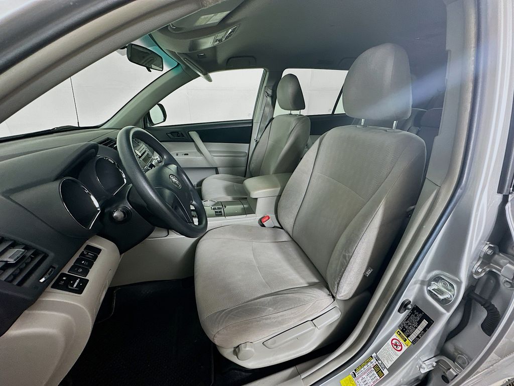 2012 Toyota Highlander Base 18