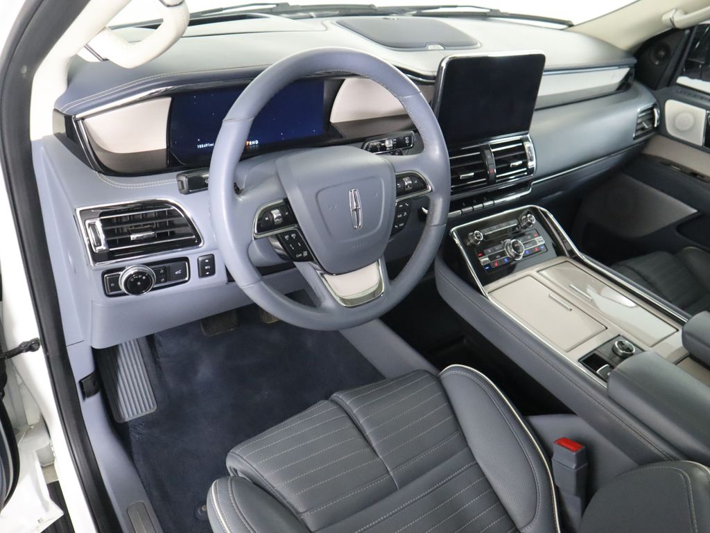 Thumbnail: 2021 Lincoln Navigator L - 9