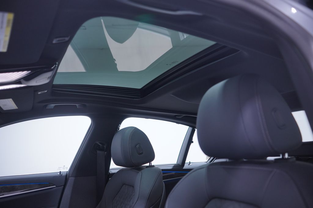 Thumbnail: 2023 BMW 5 Series - 8