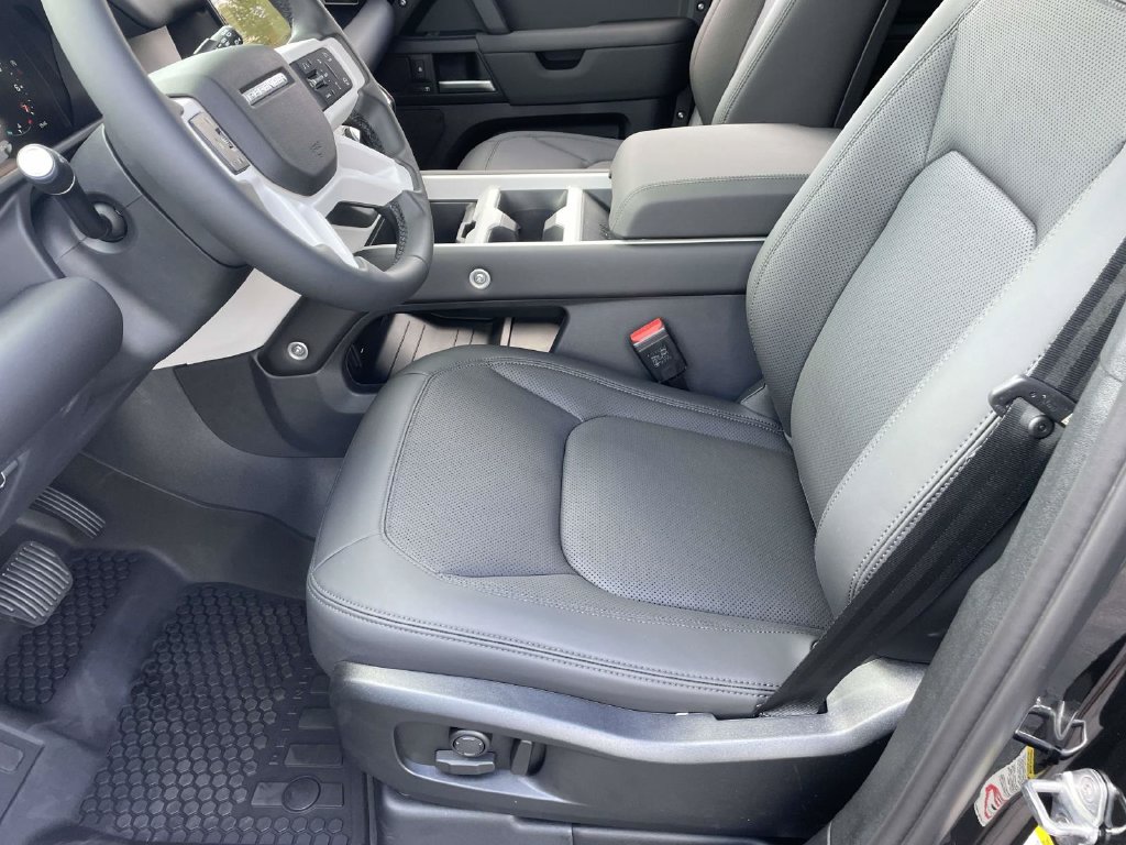 New 2026 Black Land Rover X-Dynamic SE image 13