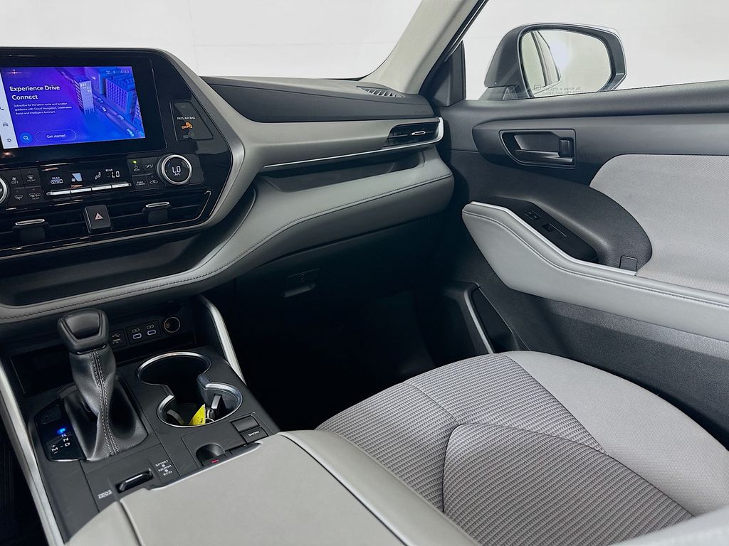 2023 Toyota Highlander L 23