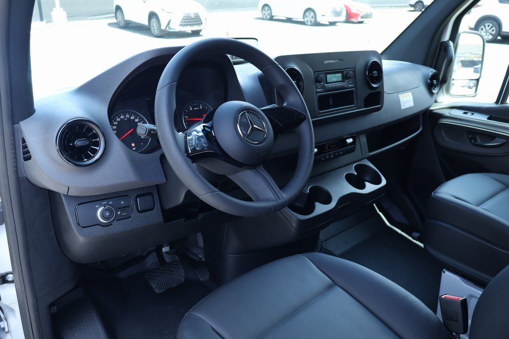 Thumbnail: 2025 Mercedes-Benz Sprinter - 3