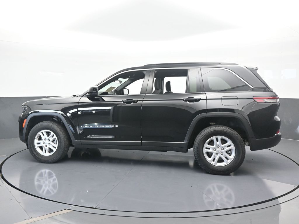 Used 2025 Diamond Black Crystal Pearlcoat Jeep Laredo image 3