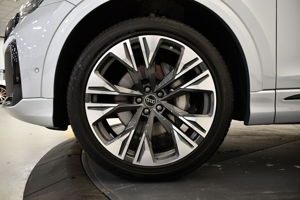 Thumbnail: 2025 Audi Q8 - 13