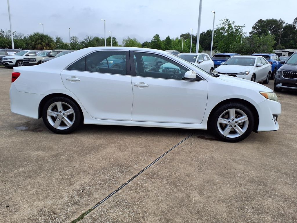 2014 Toyota Camry SE - 5