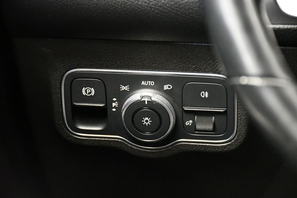 Thumbnail: 2021 Mercedes-Benz GLB - 20