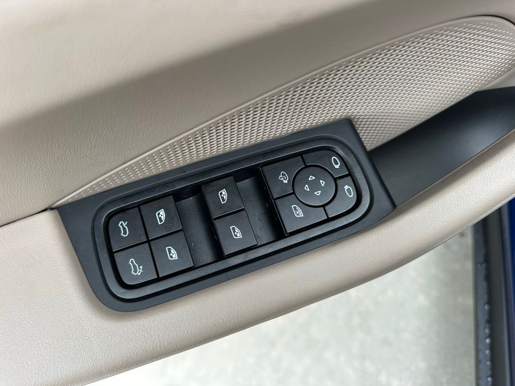 Thumbnail: 2025 Porsche Macan - 20