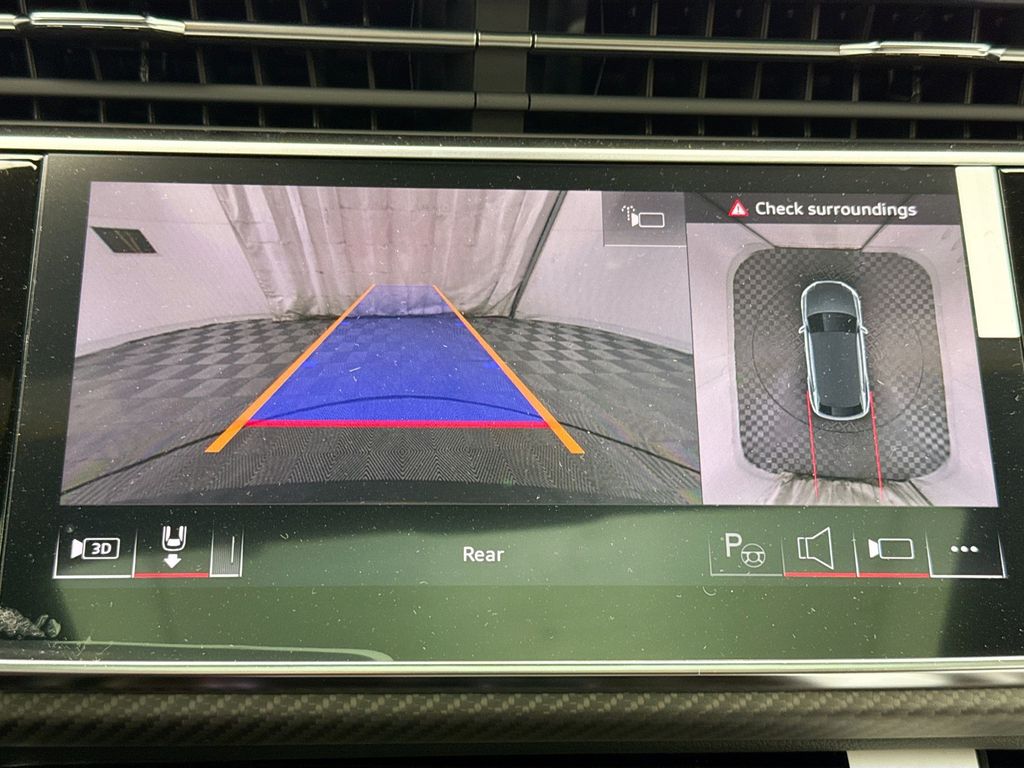 Thumbnail: 2026 Audi RS Q8 - 16