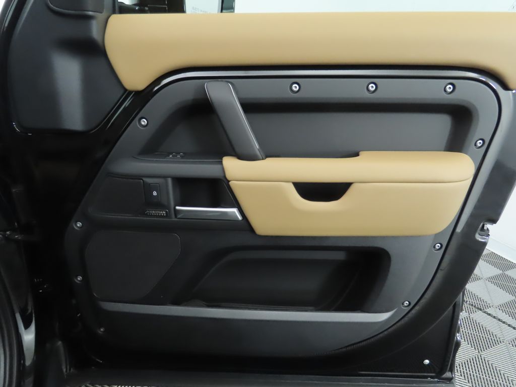 2025 Land Rover Defender 110 26