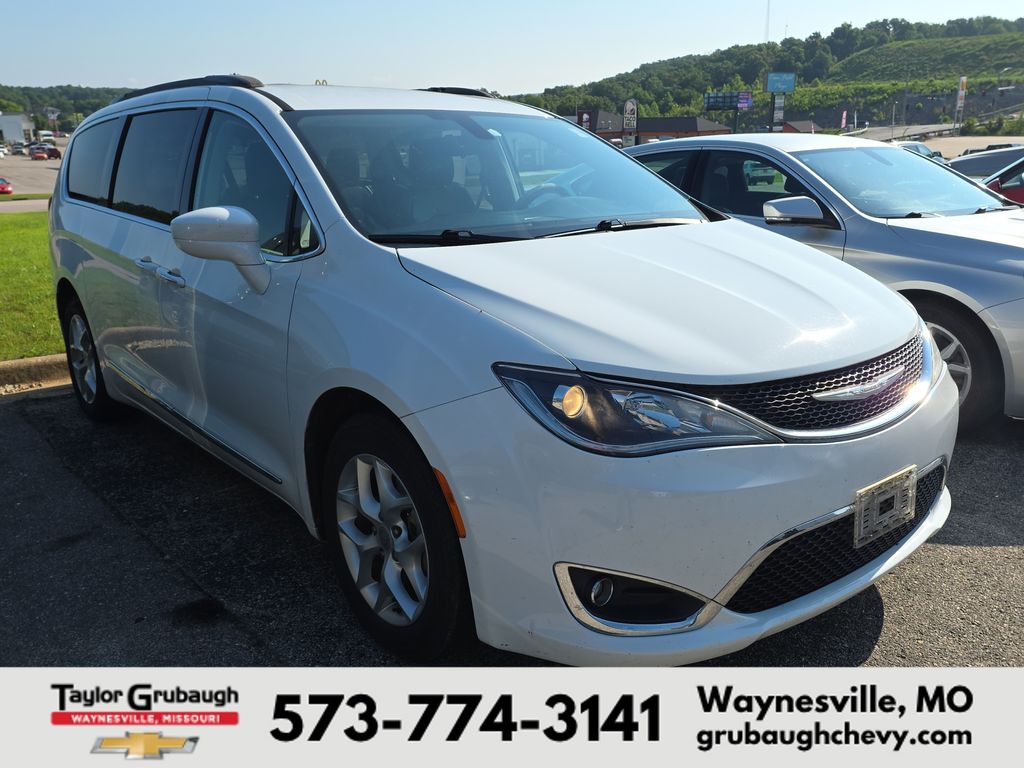 Bright White Clearcoat 2017 Chrysler Pacifica Minivan Front-Wheel Drive 9-Speed Automatic