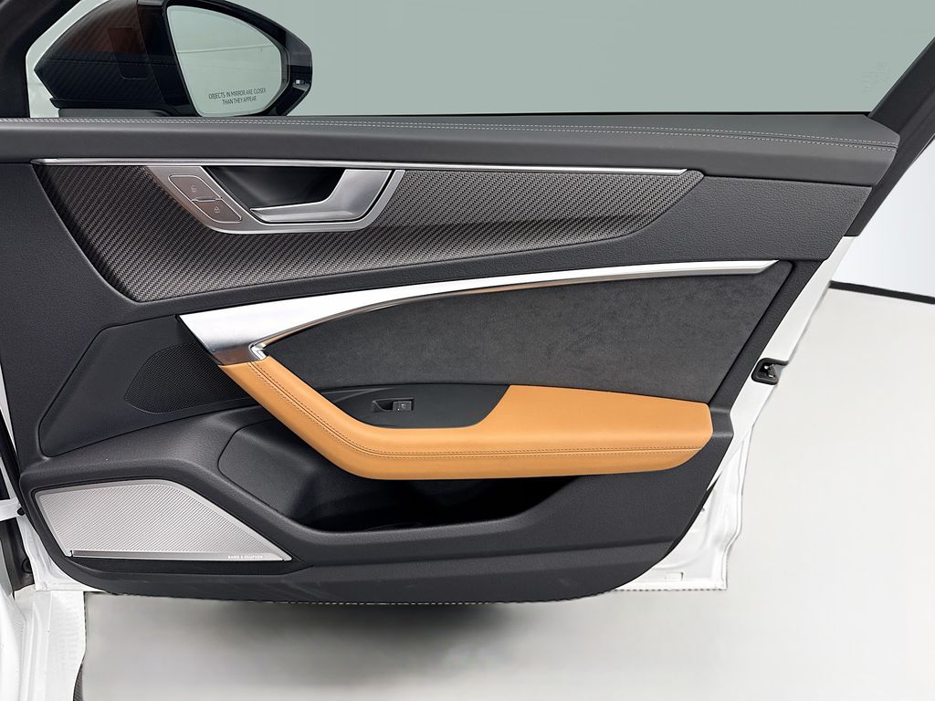 Thumbnail: 2025 Audi RS 6 - 26