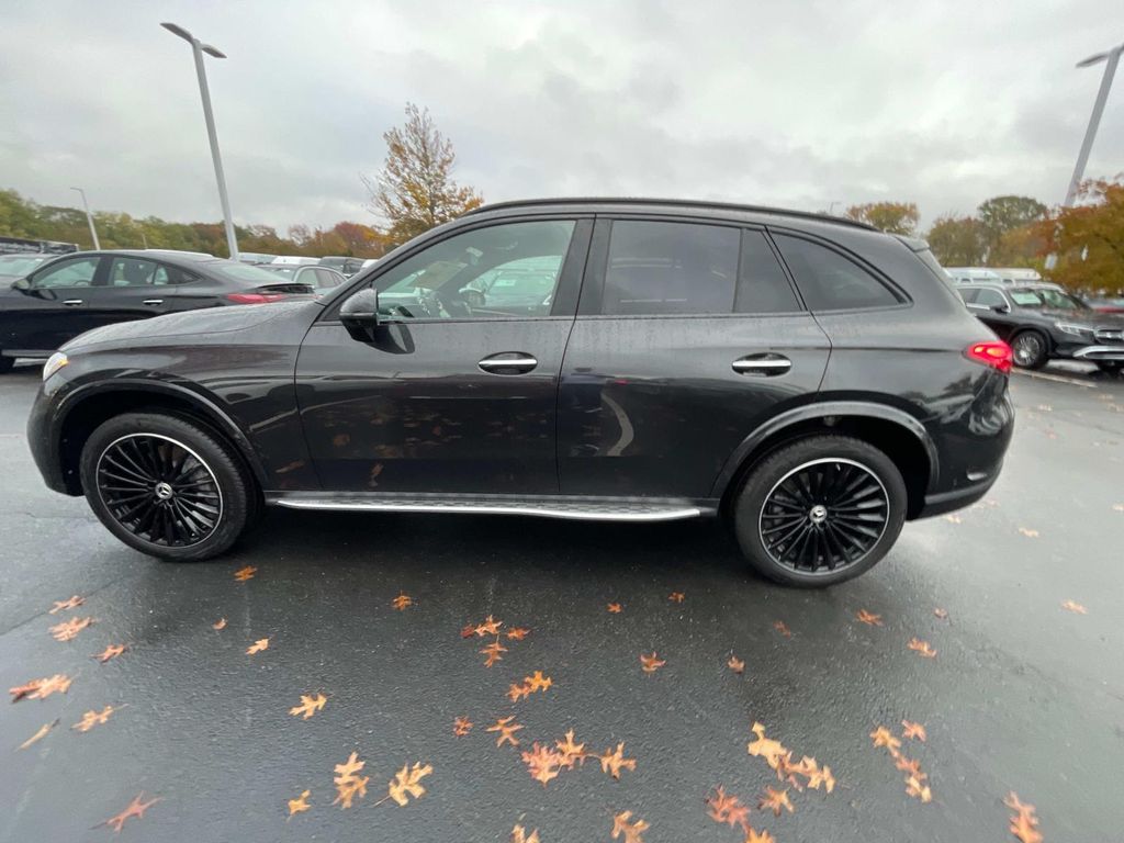 2025 Mercedes-Benz GLC 300 8