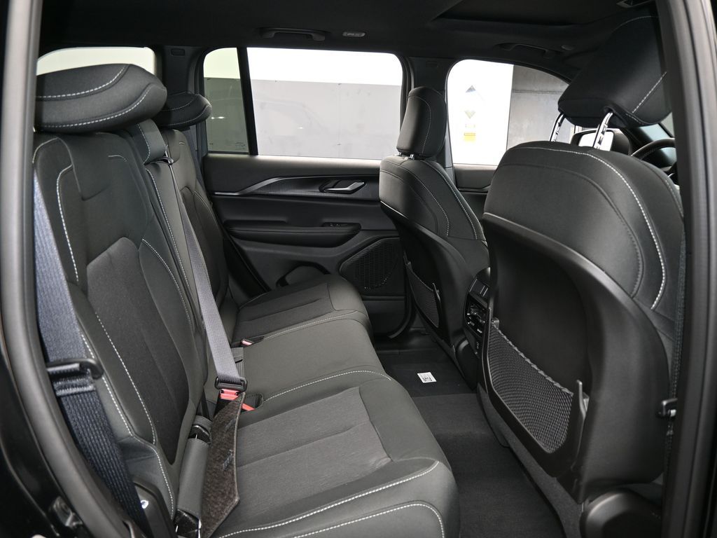 New 2026 Diamond Black Crystal Pearlcoat Jeep Laredo image 35