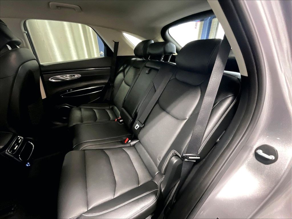 2025 Genesis GV70 — photo 15