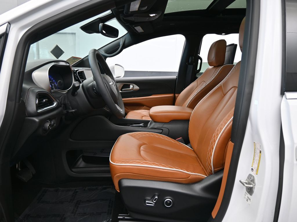 Used 2024 Bright White Clearcoat Chrysler Pinnacle image 11