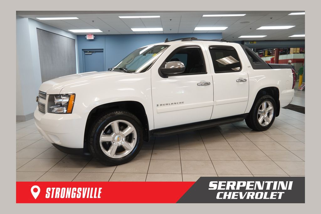 Summit White 2008 Chevrolet Avalanche Pickup Truck 4-Speed Automatic Overdrive