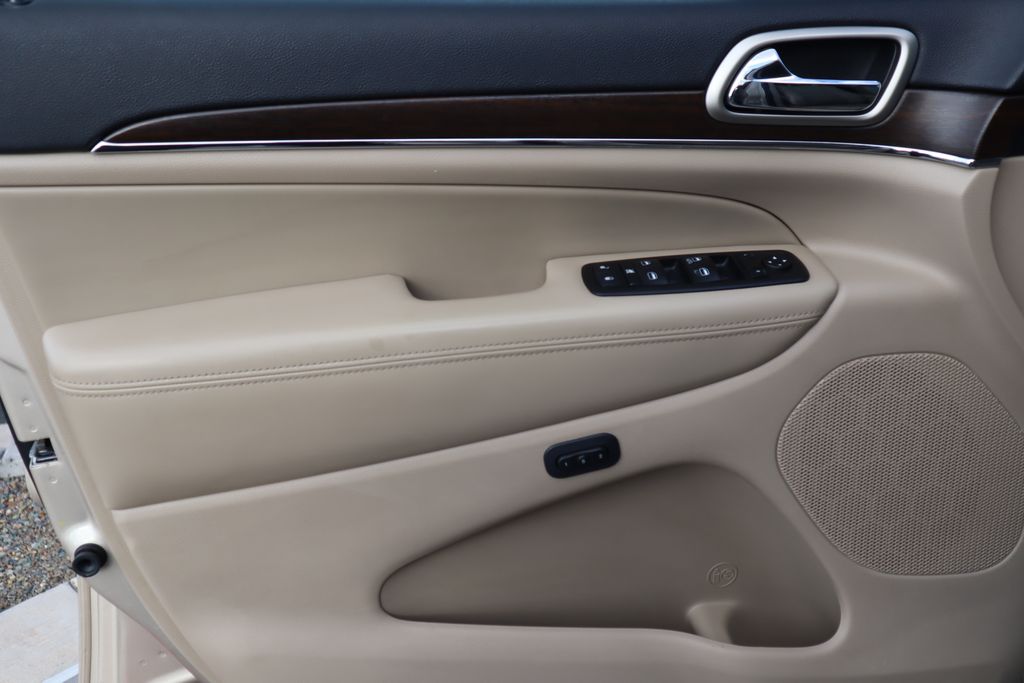 Thumbnail: 2015 Jeep Grand Cherokee - 23