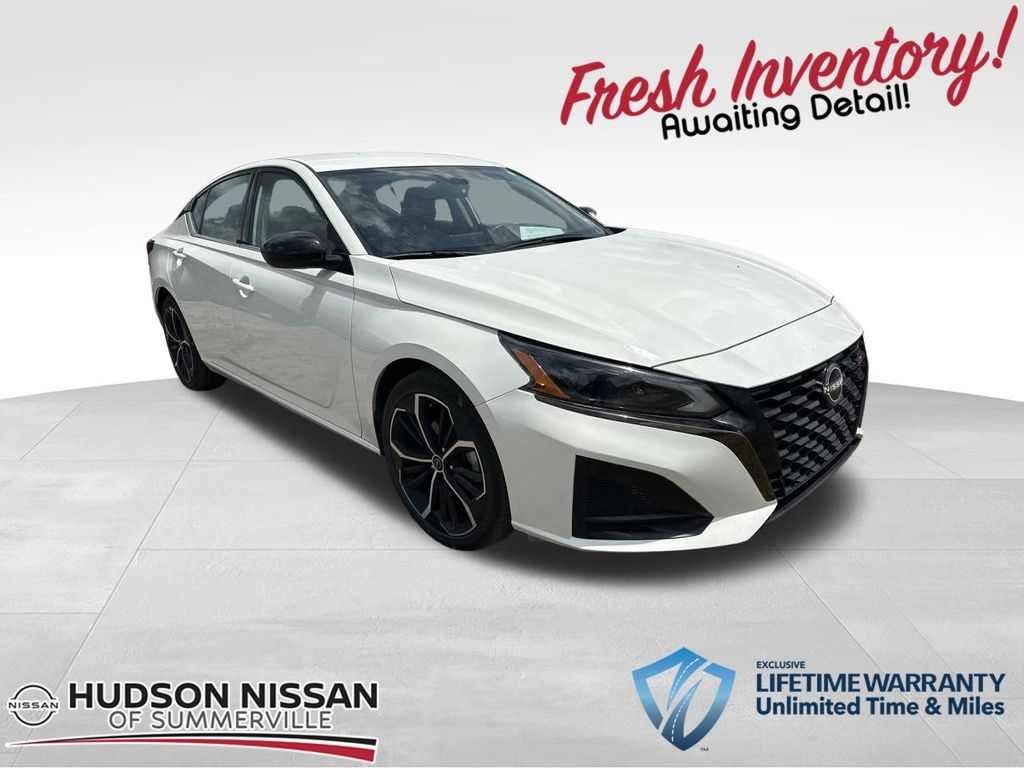 2023 Glacier White Nissan Altima 2.5 SR Sedan