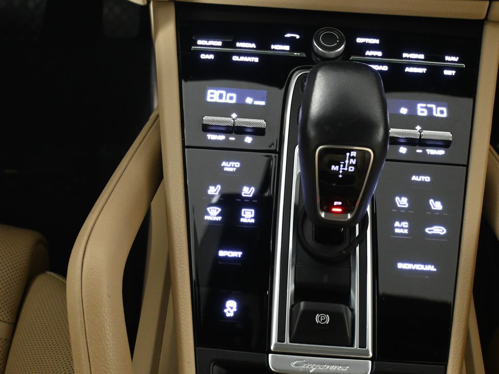 Thumbnail: 2022 Porsche Cayenne - 25