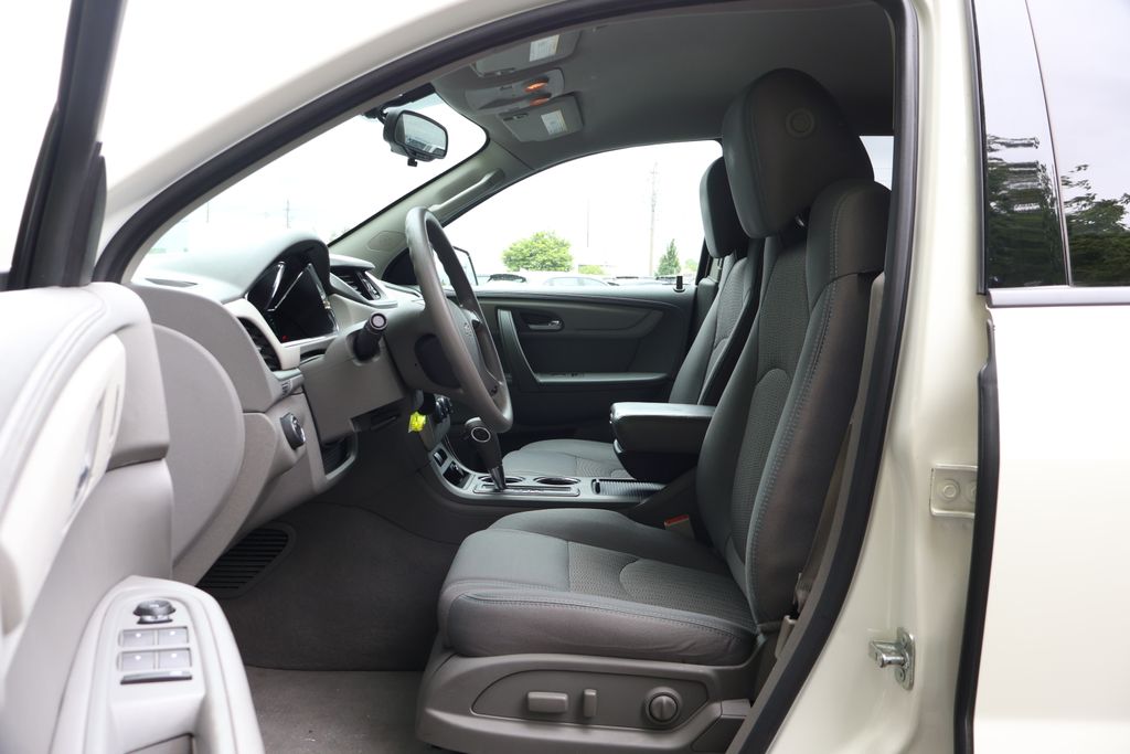 2013 Chevrolet Traverse LS 27