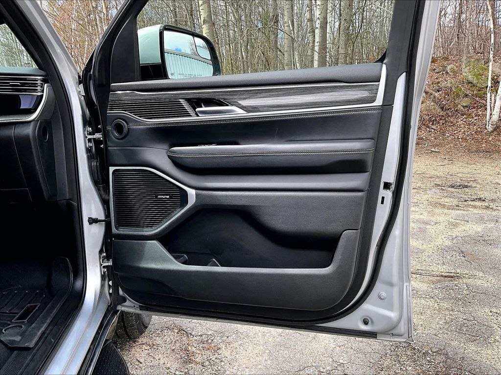 2022 Jeep Wagoneer — photo 12