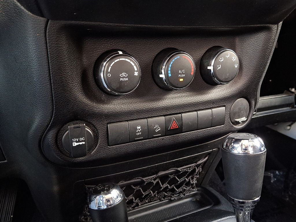 Thumbnail: 2017 Jeep Wrangler - 14