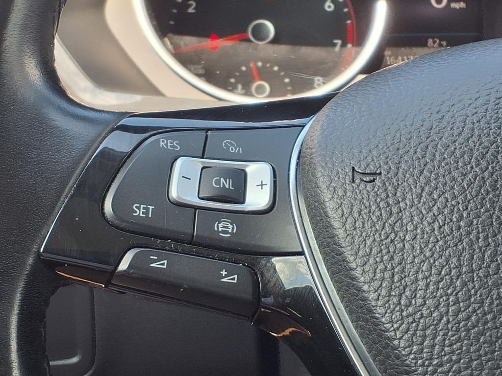 Used 2019 Platinum Gray Metallic Volkswagen 2.0T SE image 18
