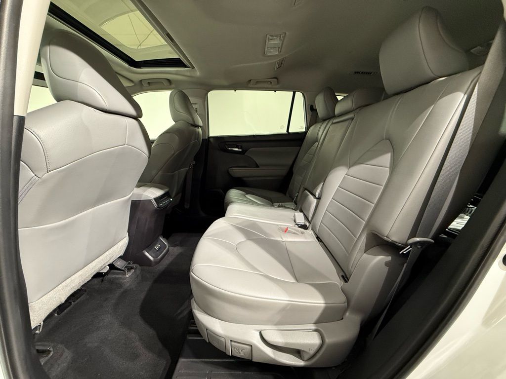 Thumbnail: 2022 Toyota Highlander - 20