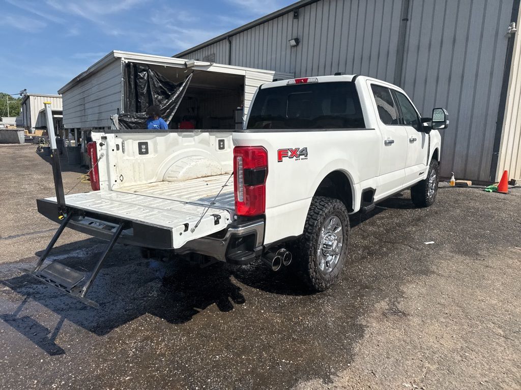 2025 Star White Metallic Tri-Coat Ford Super Duty F-350 SRW Lariat 4X4 Truck