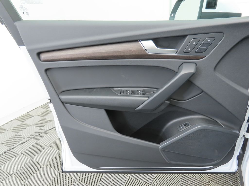 Thumbnail: 2025 Audi Q5 - 24