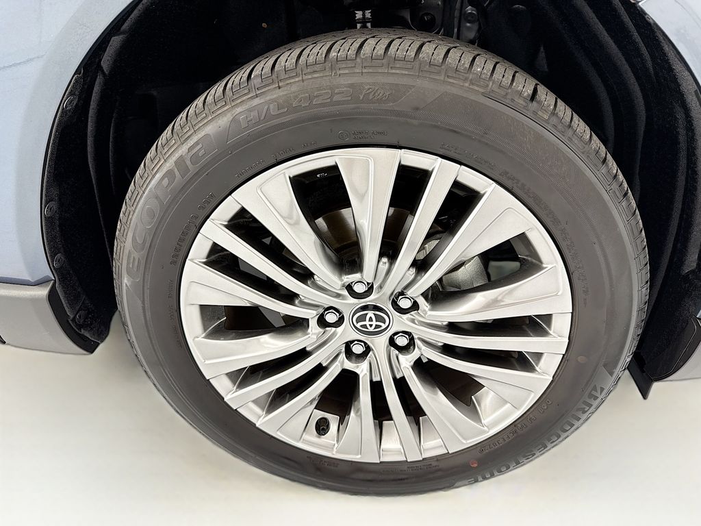 Thumbnail: 2023 Toyota Venza - 32