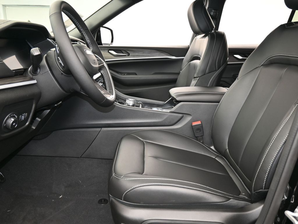 Used 2025 Diamond Black Crystal Pearlcoat Jeep Limited image 11