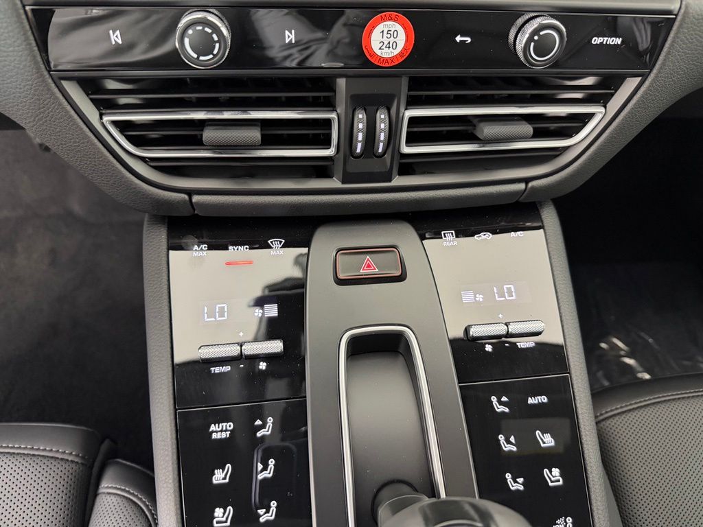 Thumbnail: 2026 Porsche Macan - 32