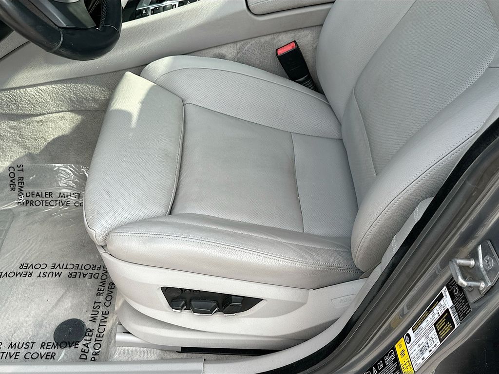 Used 2012 Gray BMW 550i xDrive Gran Turismo image 21
