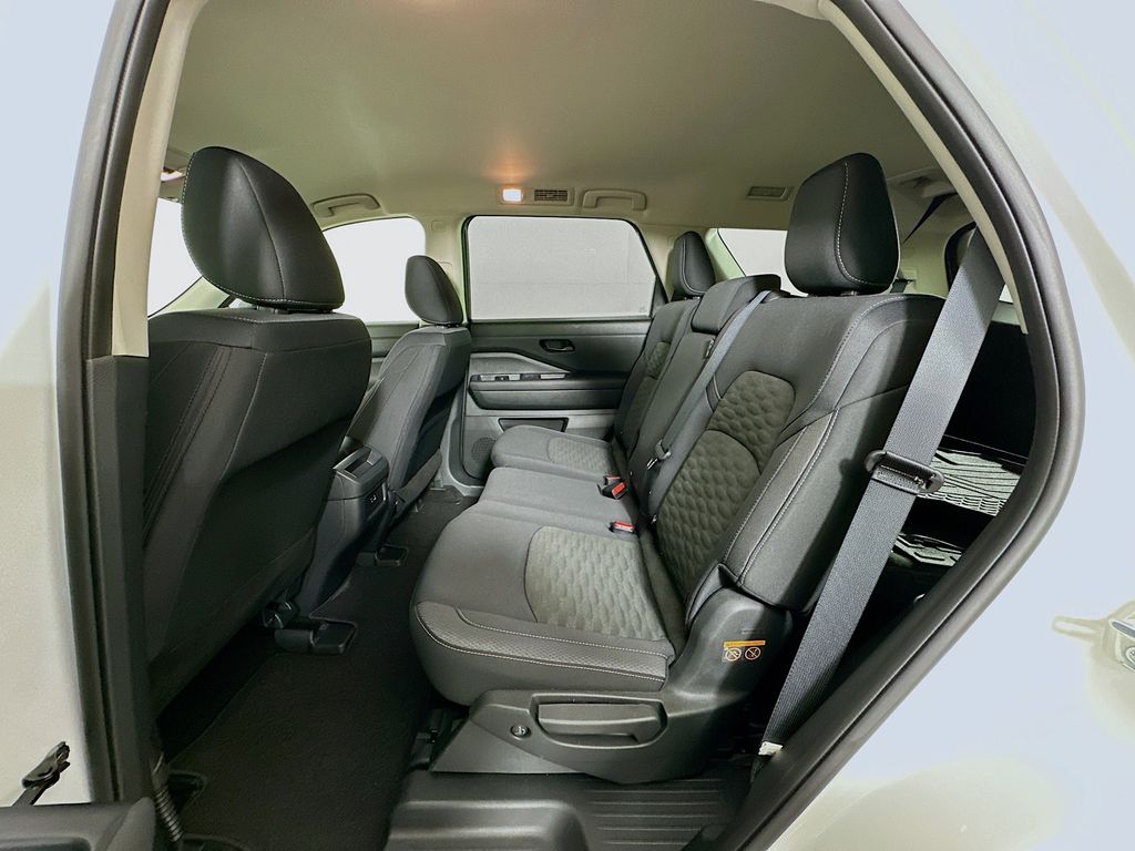 2024 Nissan Pathfinder S 23