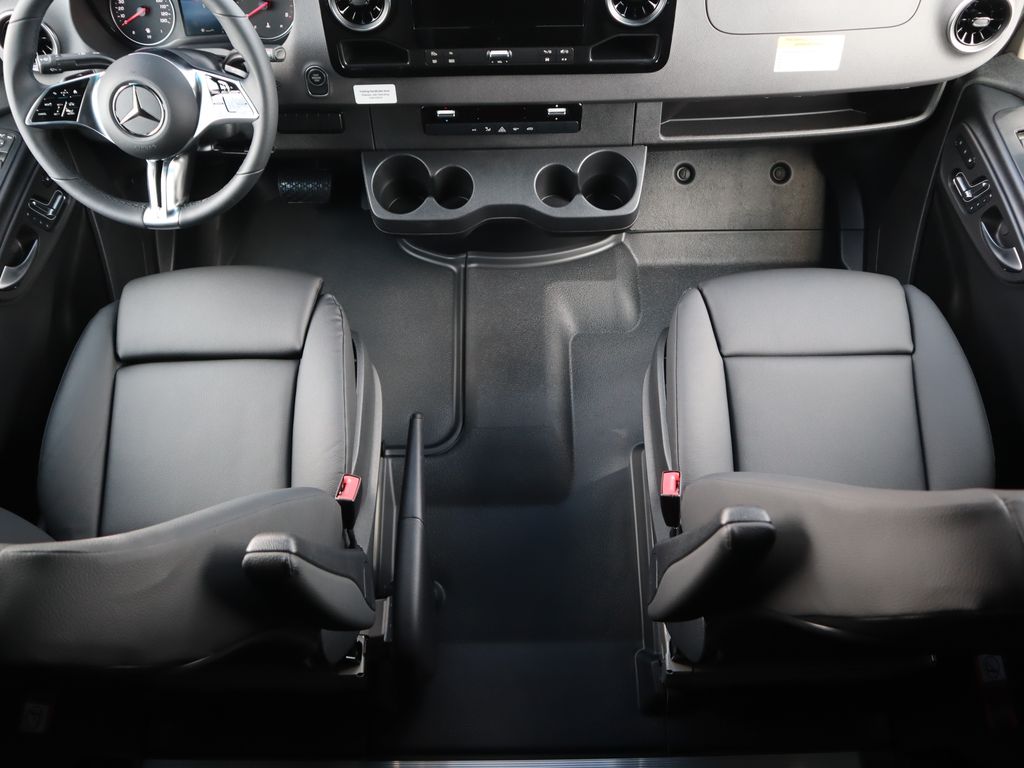 Thumbnail: 2025 Mercedes-Benz Sprinter - 19