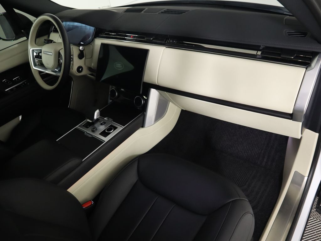 2023 Land Rover Range Rover SE 18