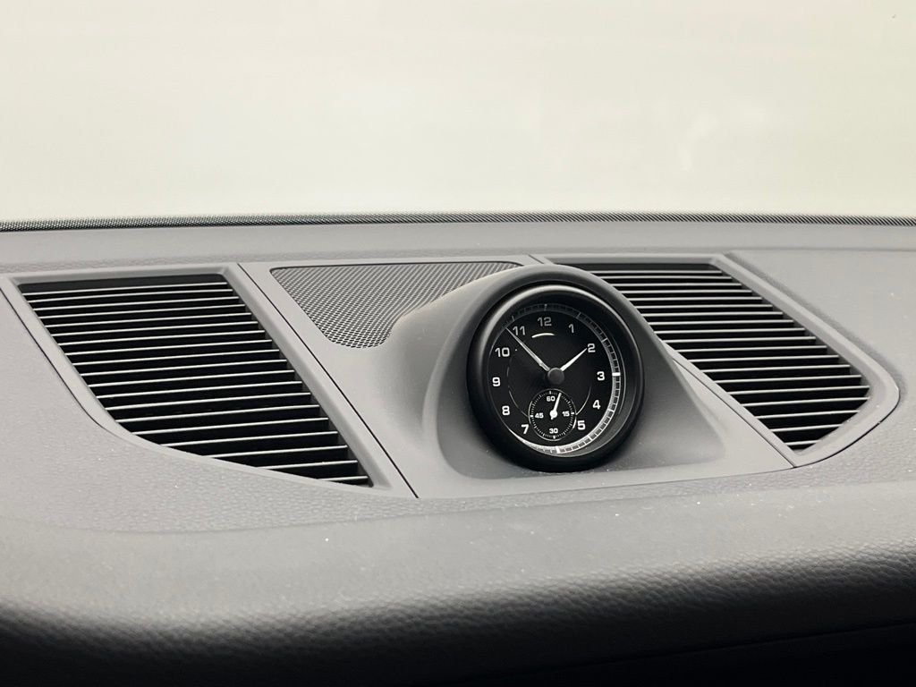 Thumbnail: 2025 Porsche Macan - 23