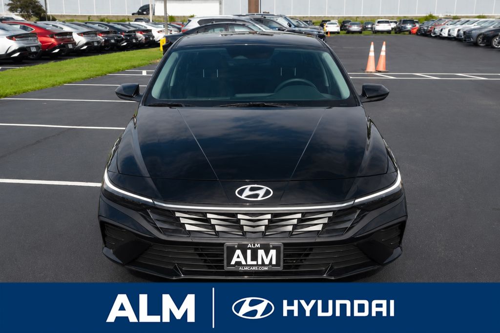 New 2026 Black Hyundai SE image 3